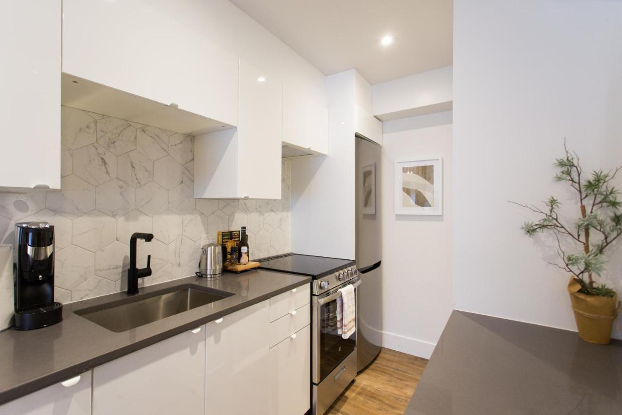 Blue Oasis Studio With Full Kitchen And Bath By Den Stays Montréal Exteriör bild