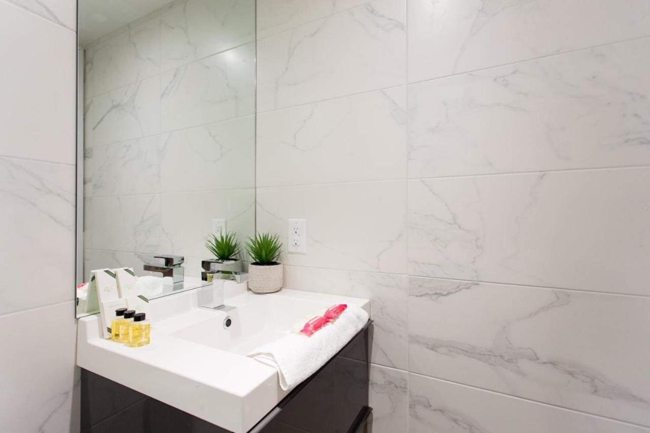 Blue Oasis Studio With Full Kitchen And Bath By Den Stays Montréal Exteriör bild